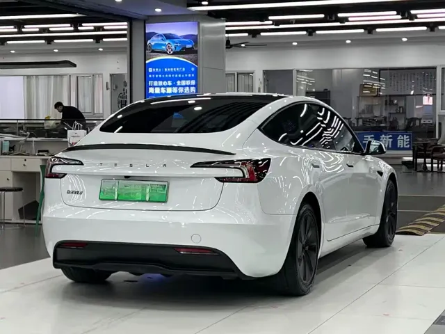 Tesla Model 3 — Фото автомобиля 7
