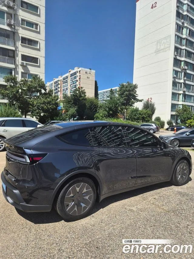 Tesla Model Y — Фото автомобиля 6