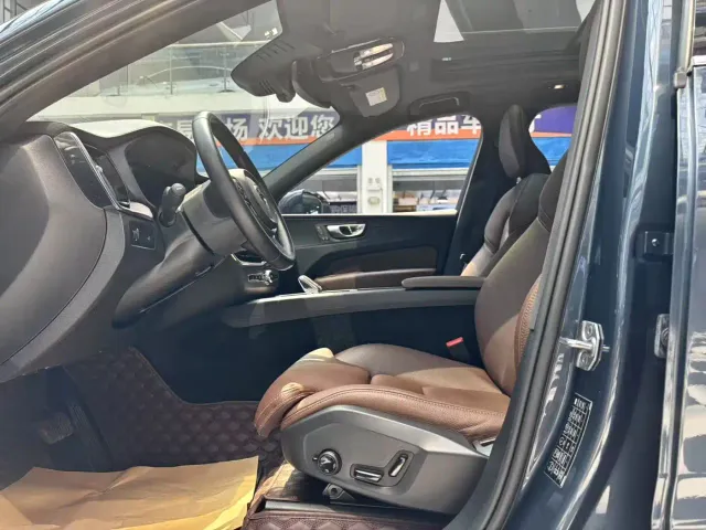 Volvo XC60 — Фото автомобиля 4