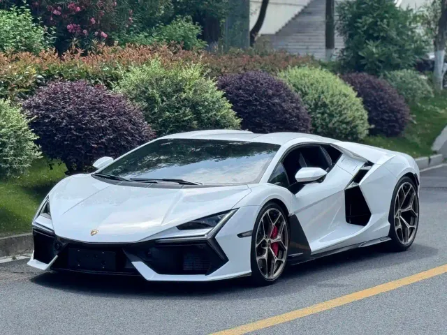 Lamborghini Revuelto — Фото автомобиля 5