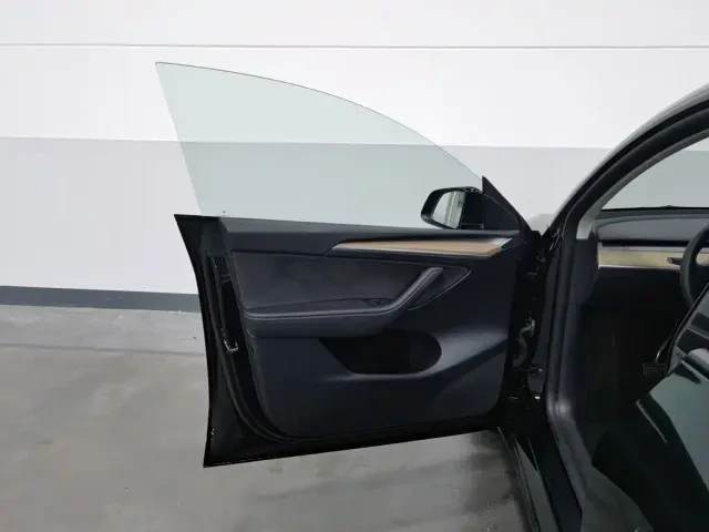 Tesla Model Y — Фото автомобиля 8