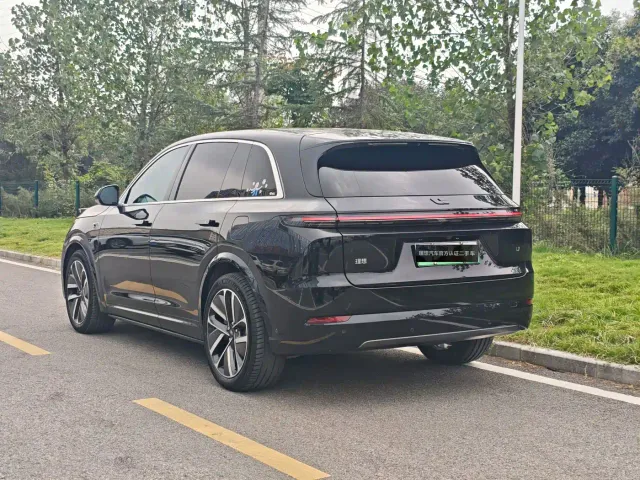 Li Auto L7 — Фото автомобиля 11