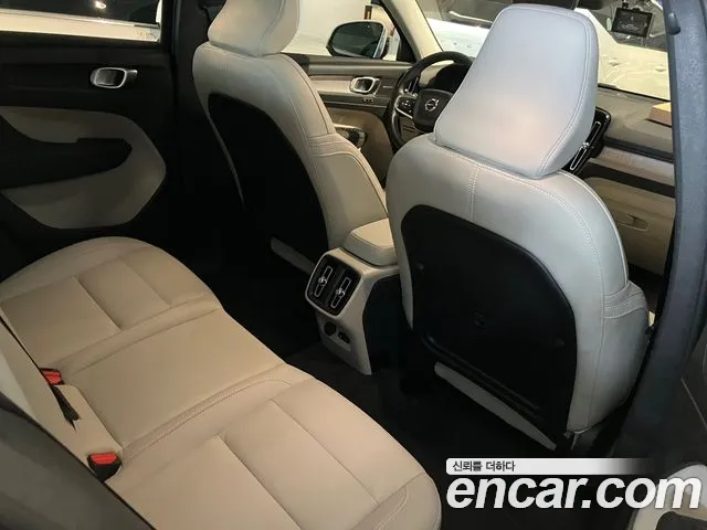 Volvo XC40 — Фото автомобиля 4