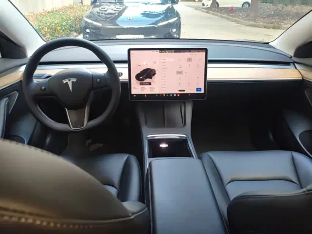 Tesla Model 3 — Фото автомобиля 9