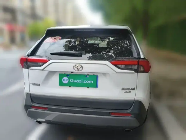 Toyota RAV4 — Фото автомобиля 3