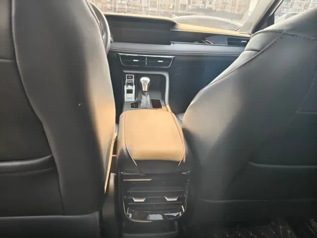Roewe i5 — Фото автомобиля 10