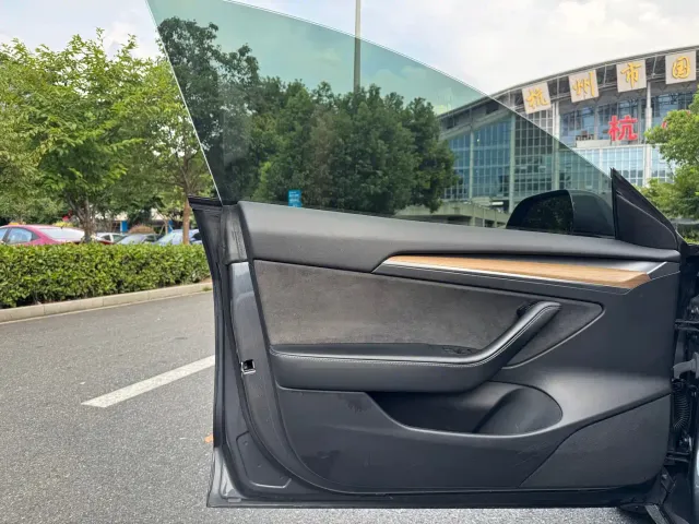 Tesla Model 3 — Фото автомобиля 12