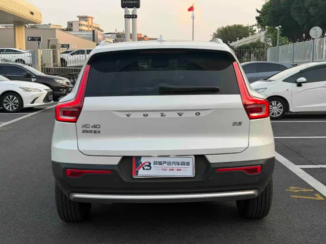 Volvo XC40 — Фото автомобиля 8
