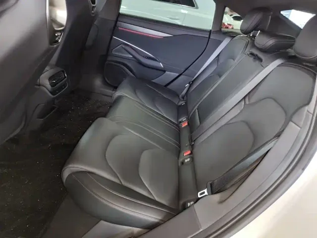 Xiaomi SU7 — Фото автомобиля 16