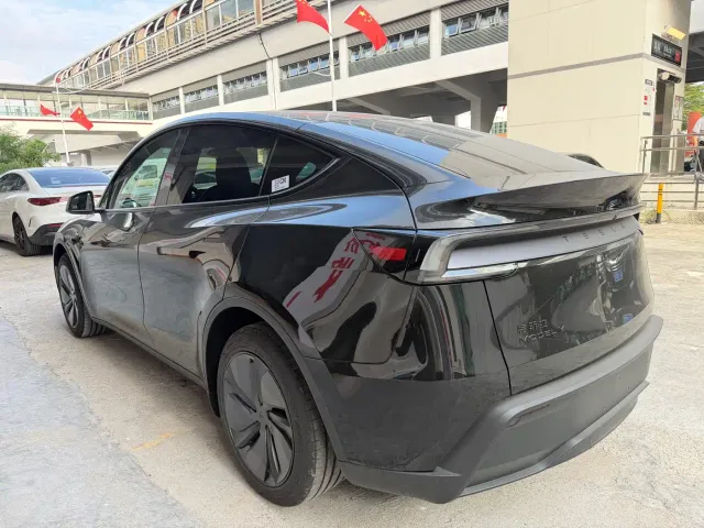 Tesla Model Y — Фото автомобиля 16