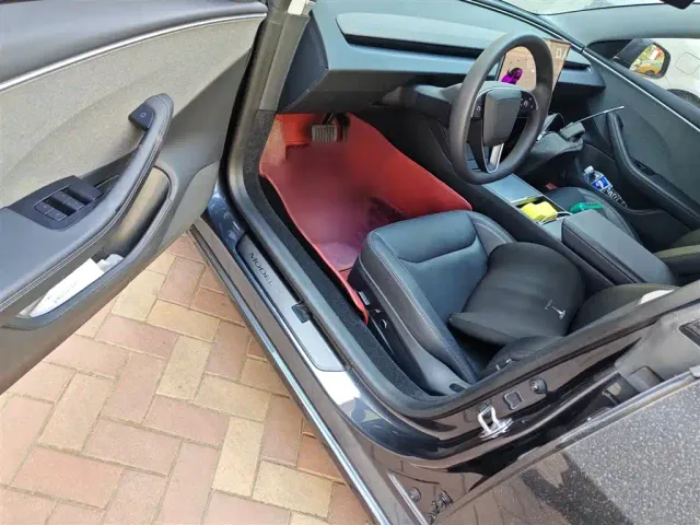 Tesla Model 3 — Фото автомобиля 13