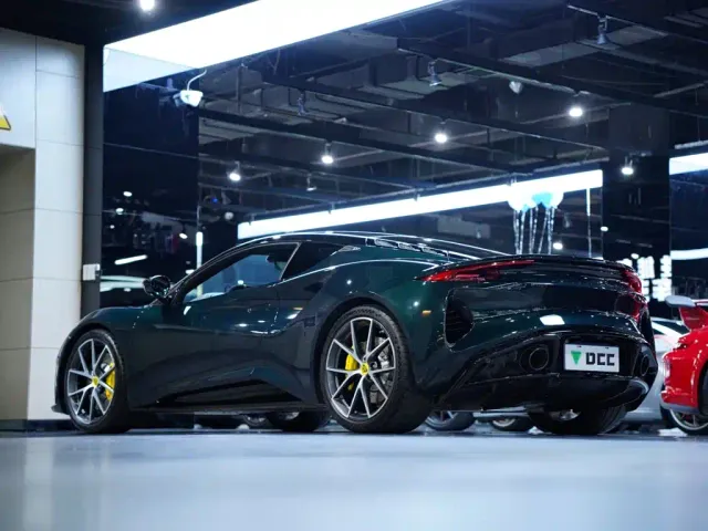 Lotus Emira — Фото автомобиля 6