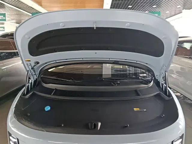 Li Auto i8 — Фото автомобиля 19