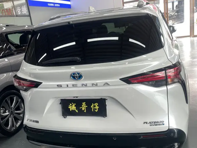 Toyota Sienna — Фото автомобиля 11
