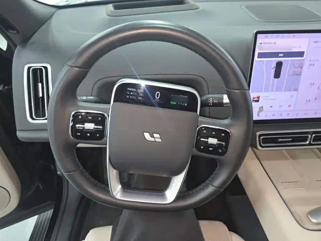 Li Auto L8 — Фото автомобиля 10
