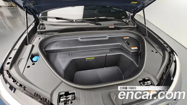 Audi Q6 e-tron — Фото автомобиля 6