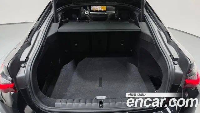 BMW i4 — Фото автомобиля 25