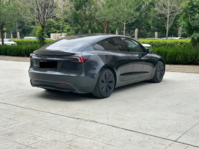Tesla Model 3 — Фото автомобиля 6