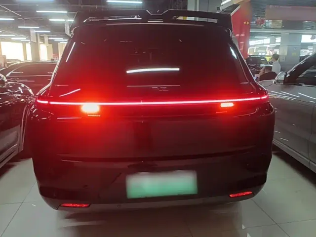 Li Auto L8 — Фото автомобиля 5