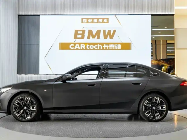 BMW BMW 5 Series 2026 BMW 530Li Year of the Horse Edition — Фото автомобиля 3