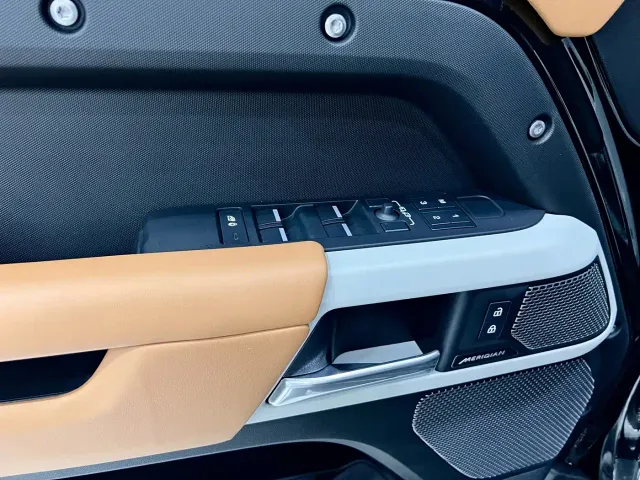 Land Rover Defender — Фото автомобиля 22