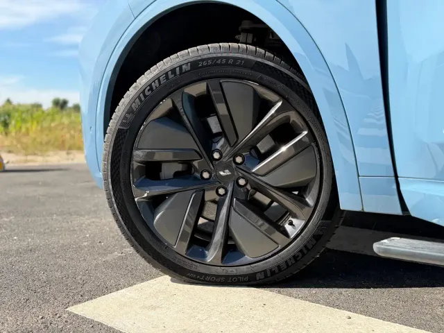 Li Auto L9 — Фото автомобиля 22