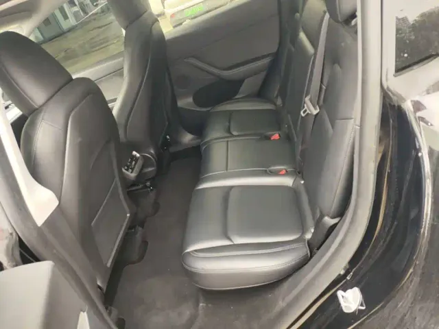 Tesla Model Y — Фото автомобиля 16