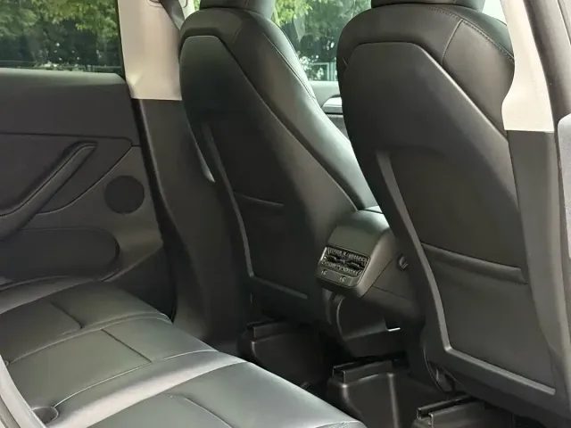 Tesla Model Y 2024 Rear-Wheel Drive Version — Фото автомобиля 10