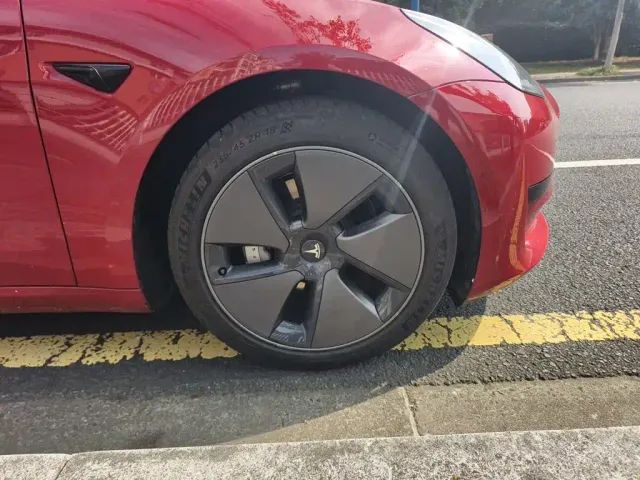 Tesla Model 3 — Фото автомобиля 8