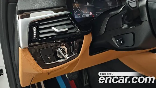 BMW 5 Series G30 — Фото автомобиля 23