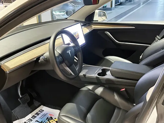 Tesla Model Y — Фото автомобиля 9