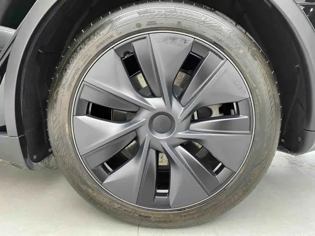 Tesla Model Y — Фото автомобиля 7