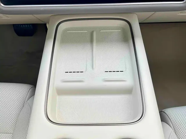 Li Auto i8 — Фото автомобиля 15