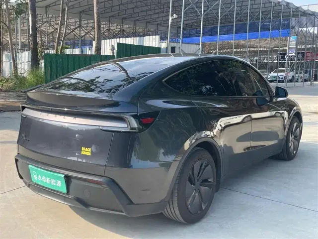 Tesla Model Y — Фото автомобиля 14
