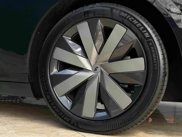 Li Auto i8 — Фото автомобиля 21
