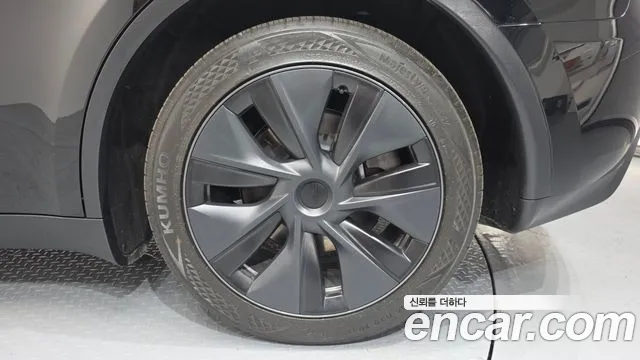 Tesla Model Y — Фото автомобиля 21
