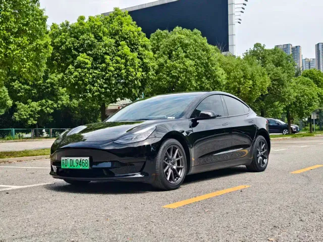 Фотография автомобиля — Tesla Model 3
