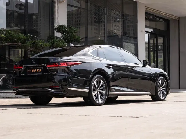 Lexus LS — Фото автомобиля 3