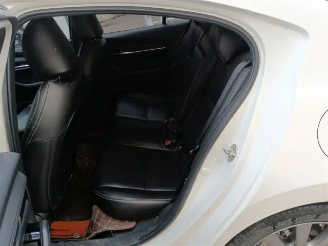 Mazda Axela — Фото автомобиля 12