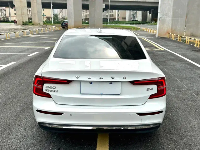 Volvo S60 — Фото автомобиля 9