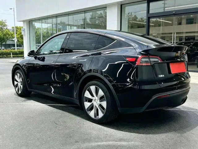 Tesla Model Y — Фото автомобиля 6
