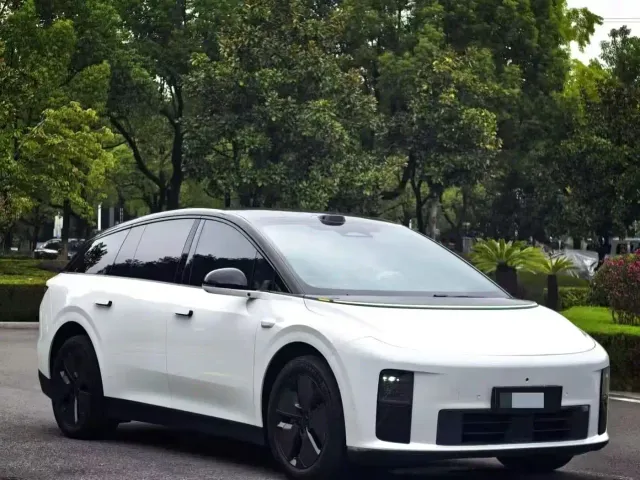 Фотография автомобиля — Li Auto i6