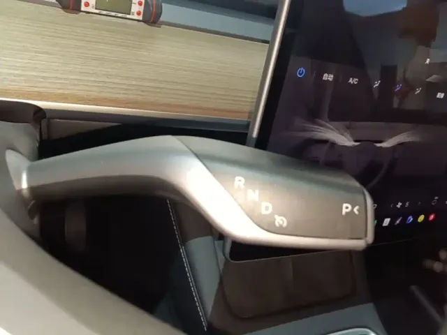Tesla Model Y — Фото автомобиля 13