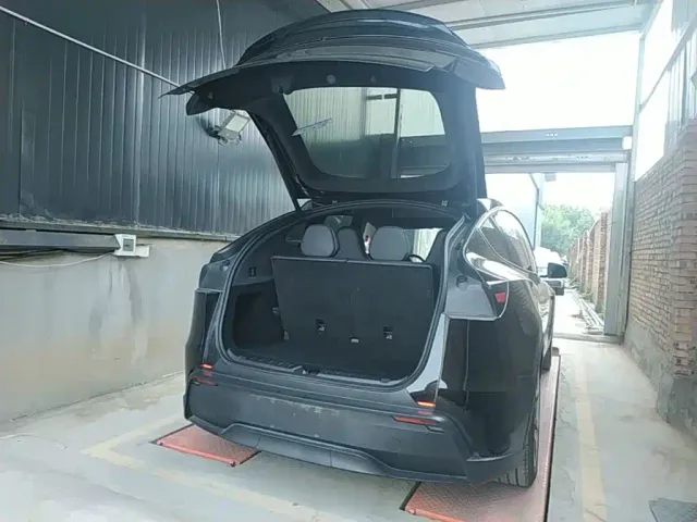 Tesla Model Y L — Фото автомобиля 18