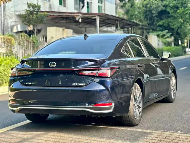 Lexus ES — Фото автомобиля 7