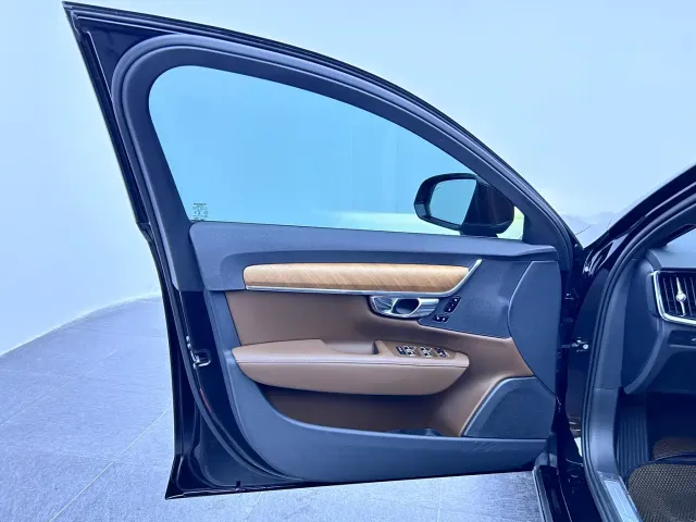 Volvo S90 — Фото автомобиля 9