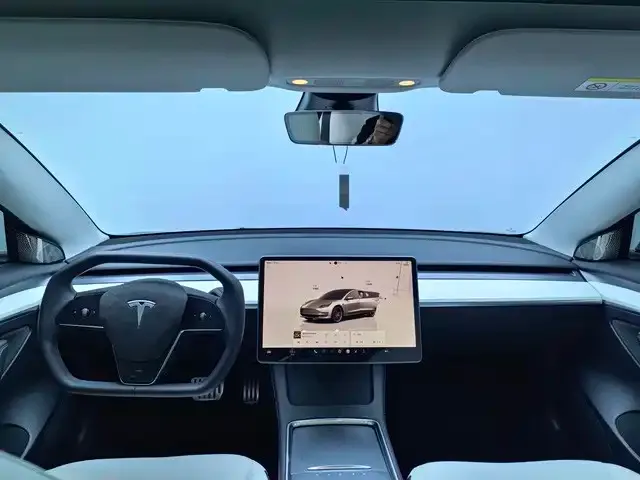 Tesla Model 3 — Фото автомобиля 16