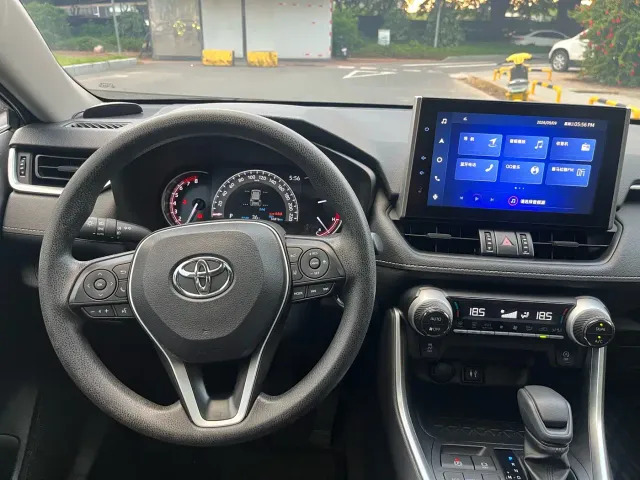 Toyota RAV4 — Фото автомобиля 14