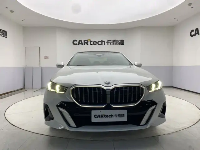 BMW 5 Series — Фото автомобиля 3