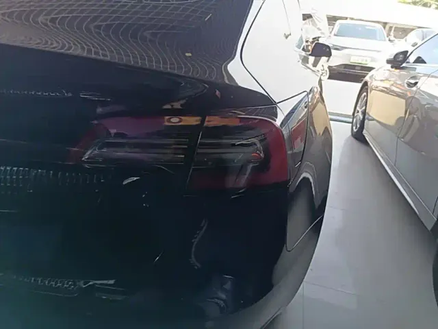 Tesla Model 3 — Фото автомобиля 7